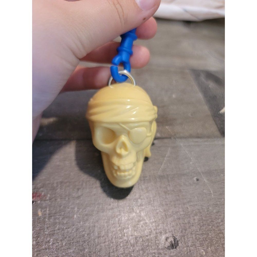 Disney‎ Kellogg's Pirate skull keychain toy figure